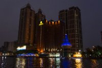 Vorbeifahrt am Hafen und dem Wahrzeichen von Kaohsiung.